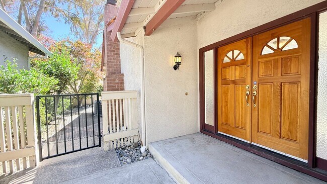 Foto del edificio - 750 N Paradise Valley Ct