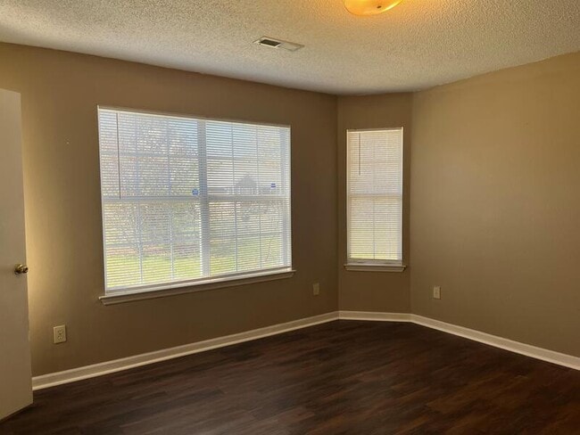 Building Photo - 125 River Oaks Dr