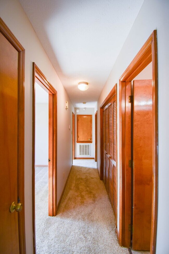 Foto del edificio - 3 Bedroom 2 Bathroom- New Carpet and Paint...