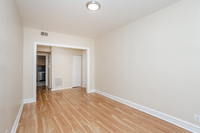 Building Photo - 848 W Agatite Ave
