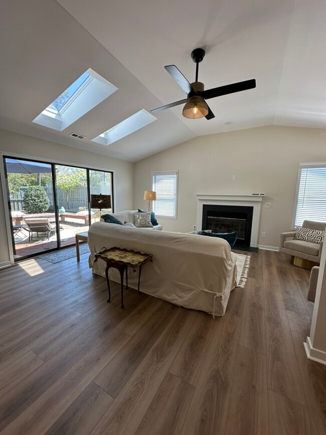 Building Photo - 221 Bogey Dr