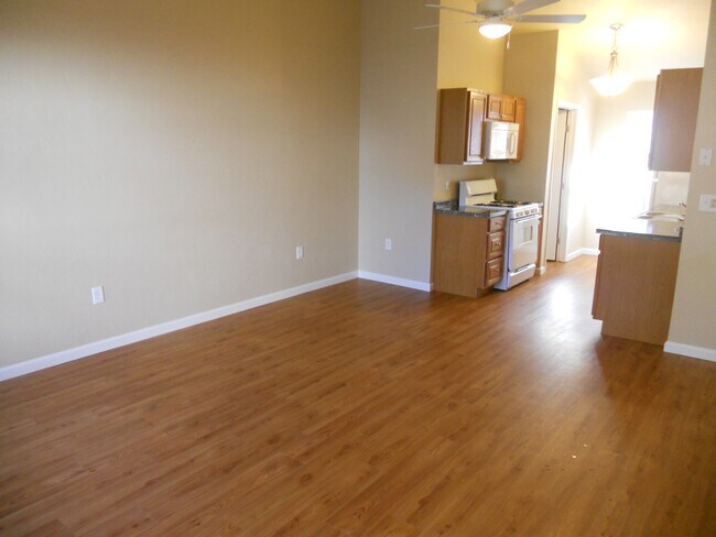 Building Photo - 301 S Maple Ave