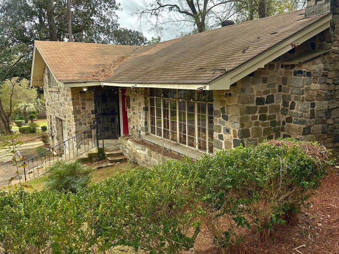 Building Photo - 5231 Colonial Cir N