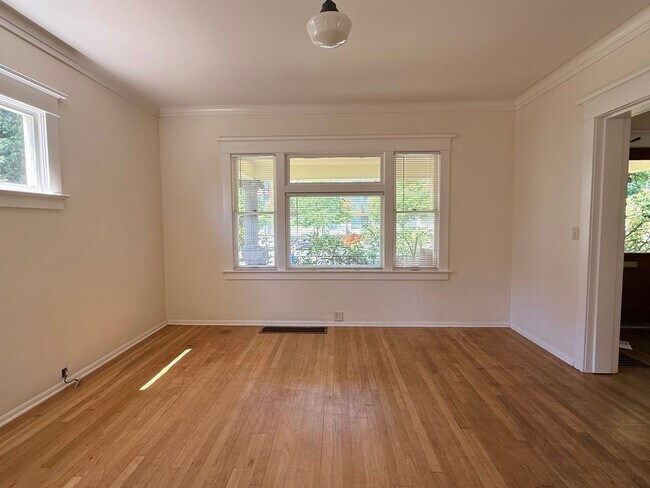 Foto del edificio - Spacious 5 Bedroom Home in N Portland with Hardwood Floors, Huge Basement & Fenced Yard!