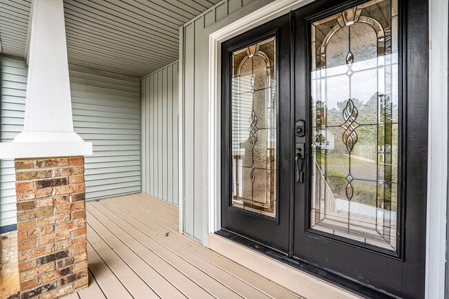 Building Photo - AVAILABLE FOR MOVE-IN AUGUST 10, 2026-BEAUTIFUL HOME ON A HILL!  FIRST FLOOR MASTERBEDROOM!