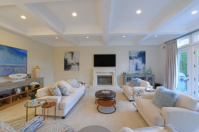 Building Photo - 512 N Roxbury Dr