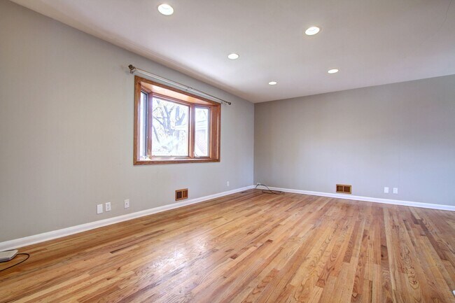 Building Photo - Conveniant Virginia Village location in De...