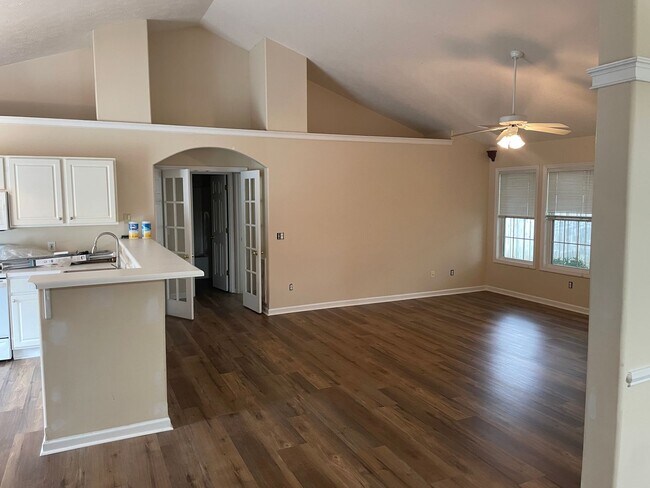 Foto del edificio - 3BR Home with Fenced Yard & Community Pool...