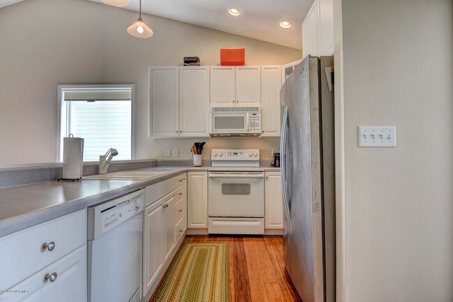 Building Photo - 513 N New River Dr