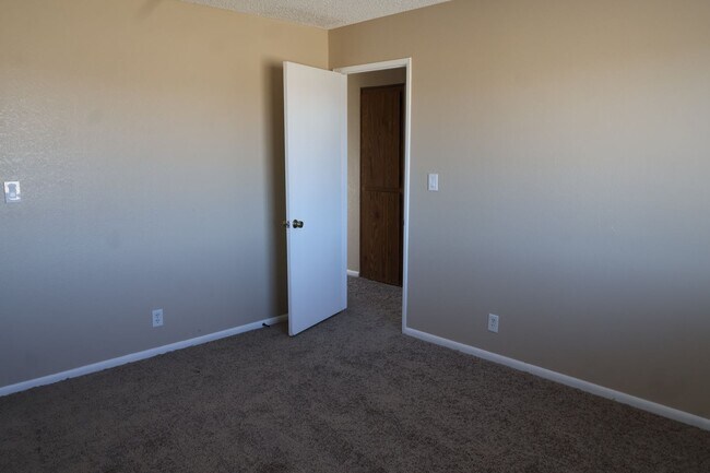 Foto del edificio - PLACE-1332 N El Prado St