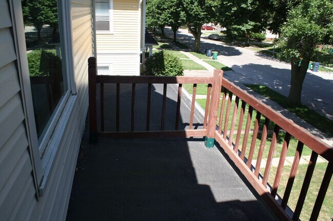Building Photo - 3 Bedroom Upper