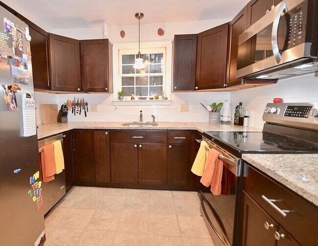 Kitchen - 137 Logtown Rd