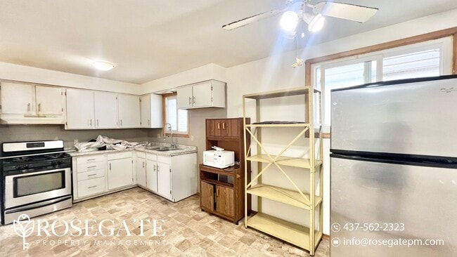 Building Photo - Bright & Spacious 3-Bedroom Main Floor Uni...