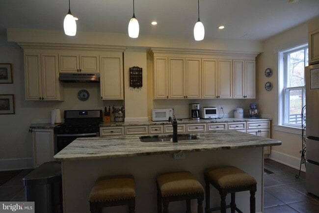 Building Photo - 6335 Cottage Ln
