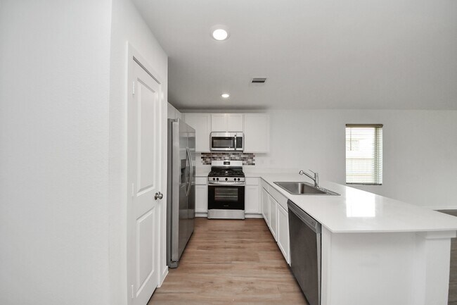 Building Photo - 1607 Red Oak Dr