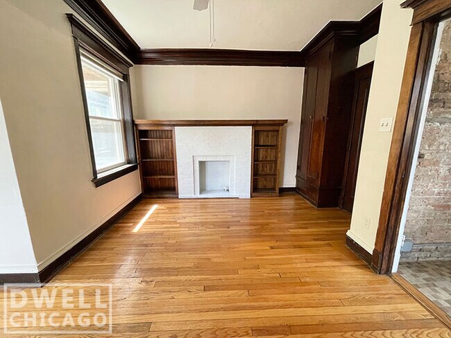Building Photo - 1302 W Albion Ave