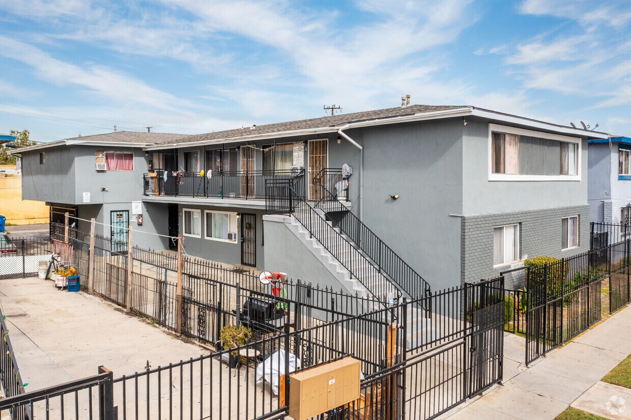 Foto principal - 1401 W. Walnut St.