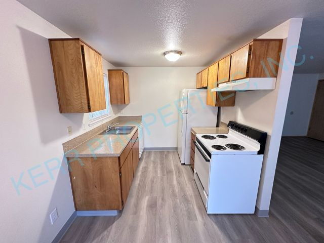 Building Photo - Charming 2-Bedroom Multiplex in Portland with Cozy 862 Sq Ft Layout - Perfect for Urban Living!