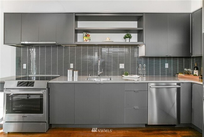 Building Photo - First Hill Modern 2-Bedroom Condo with Roo...