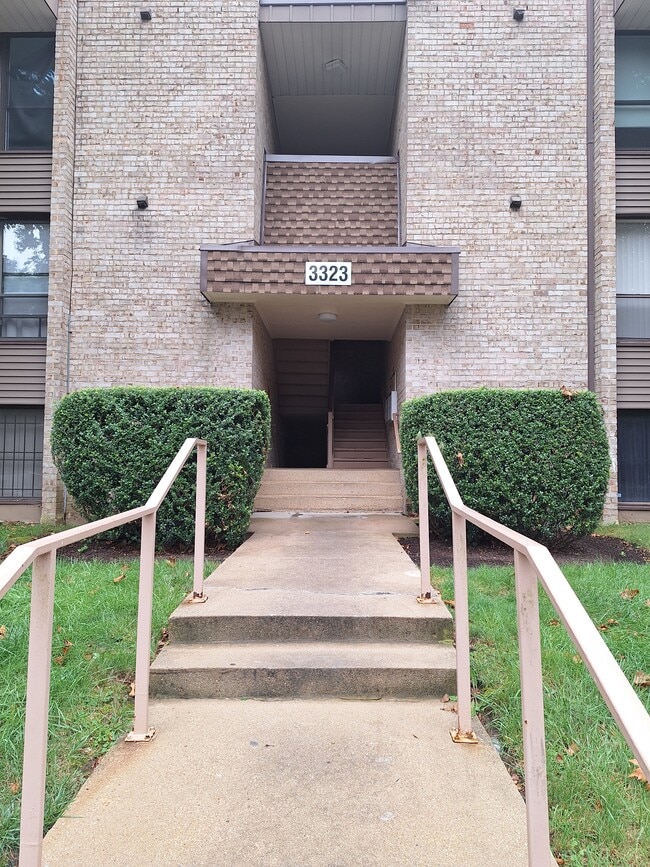 Building Photo - 3323 Huntley Square Dr