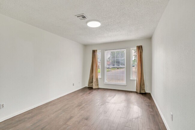 Building Photo - REMODELED CUTIE
