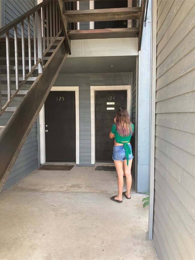 Foto del edificio - 12500 Melville Dr