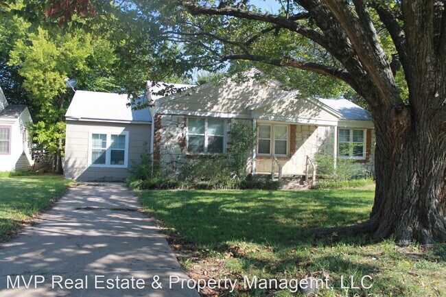 Building Photo - 3 br, 1.5 bath House - 401 E Wilson Dr