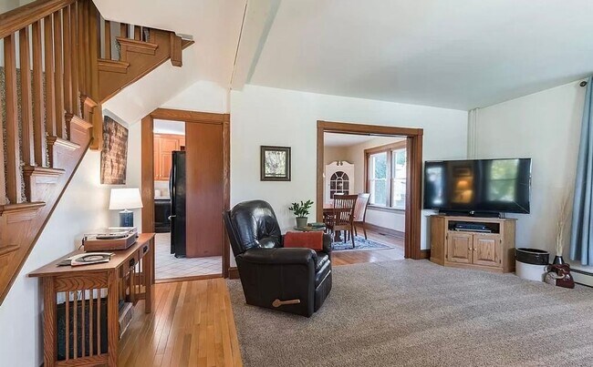 Foto del edificio - Spacious 4-Bedroom Home with Sunroom, Garage & Private Driveway!