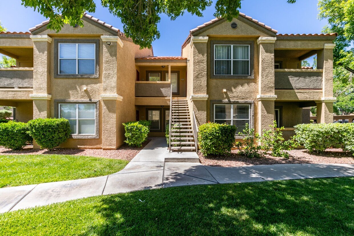 Foto principal - Lovely 2-bedroom, 2-bathroom downstairs co...