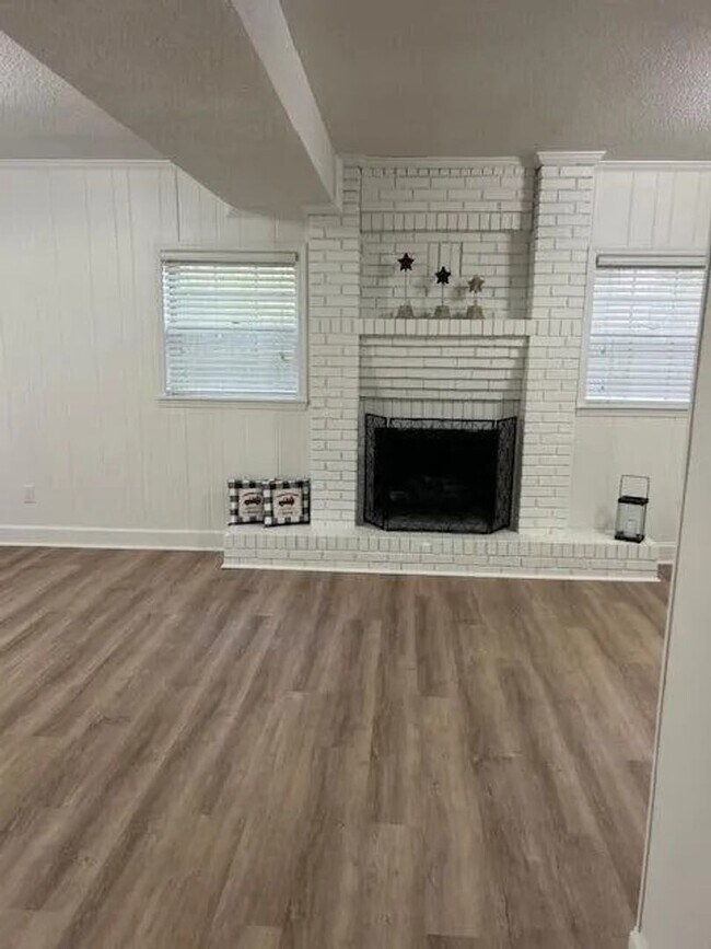 Building Photo - GORGEOUS RENOVATED HOME