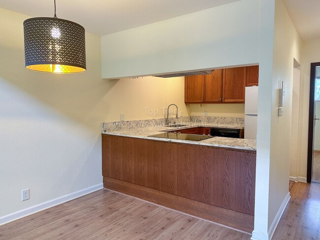 Building Photo - Beautiful 2 bedroom 2 bathroom top unit co...