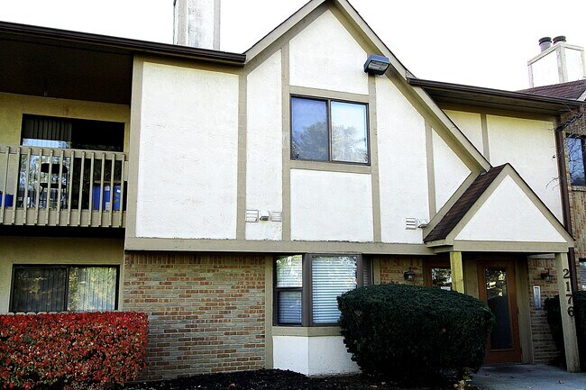 Building Photo - 2176 Hedgerow Rd