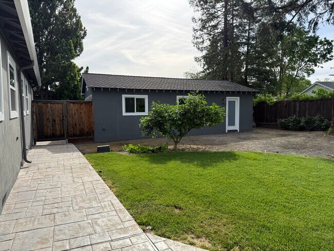 Foto del edificio - 3149 Rogers Ave