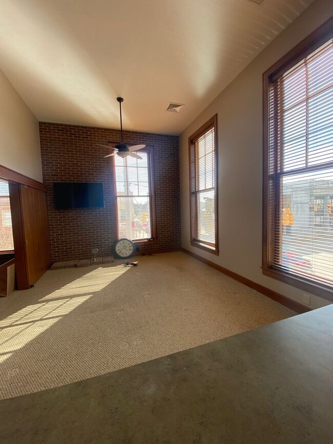 Building Photo - One Bedroom Apartment