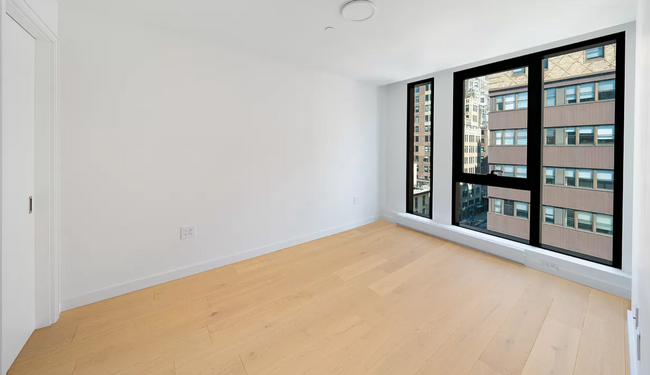 Building Photo - 300 W 30th St