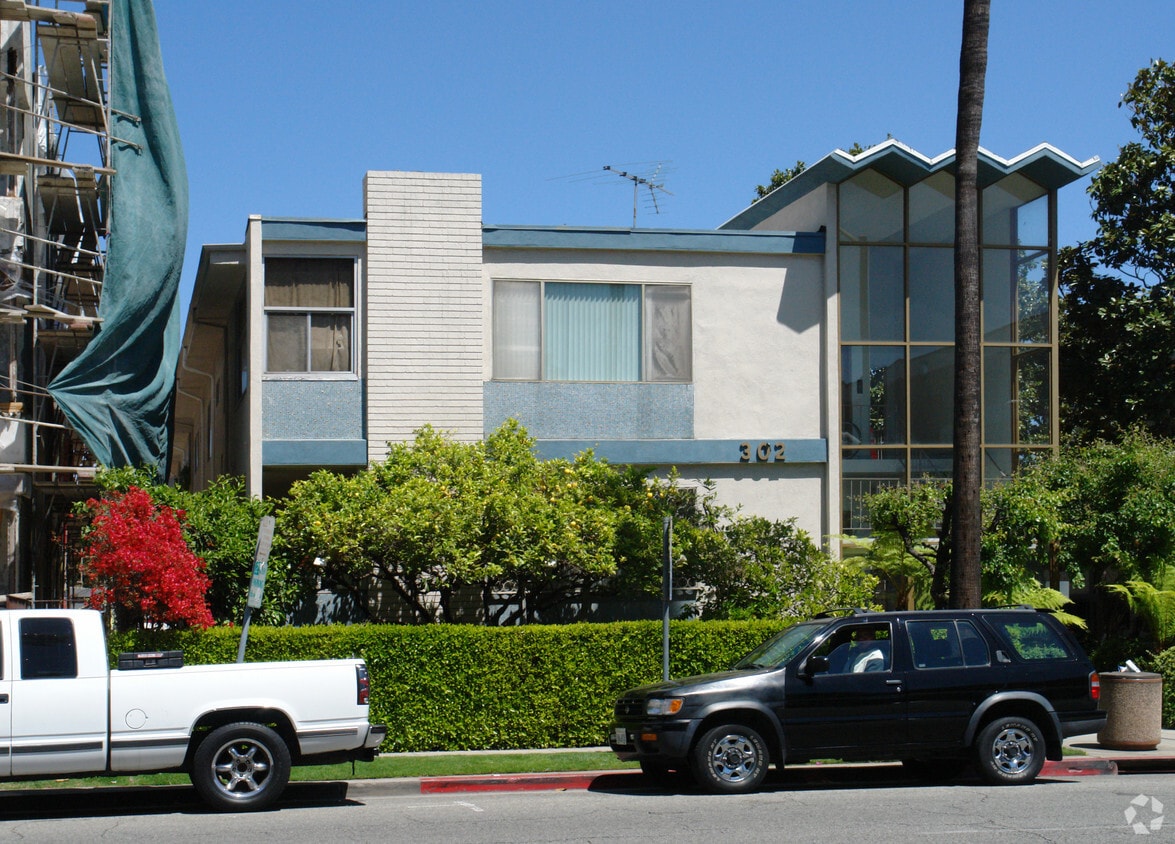 Primary Photo - 302 N Crescent Dr