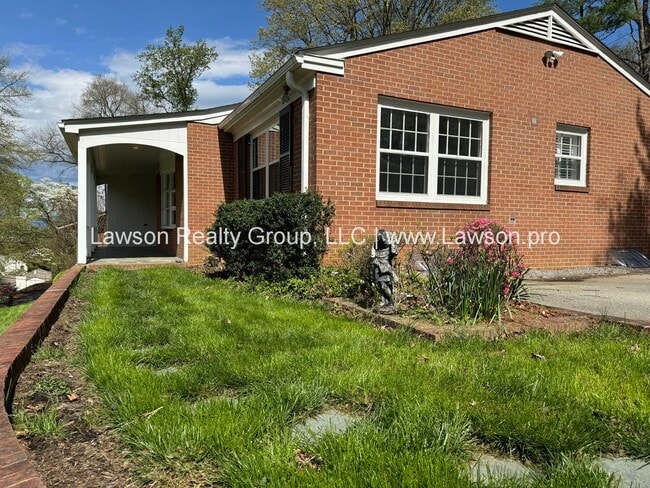 Building Photo - Spacious South Roanoke Home with Lawn Care Included