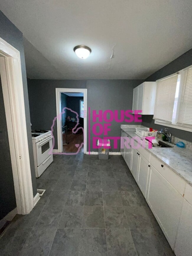 Building Photo - 4 BEDROOM | 1 BATH | FREE PRE SCREEN