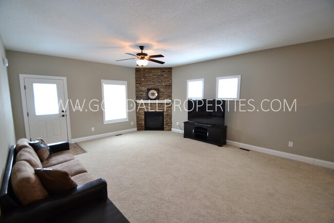 Building Photo - 4 bedroom 3.5 bath Townhome in the Heart o...