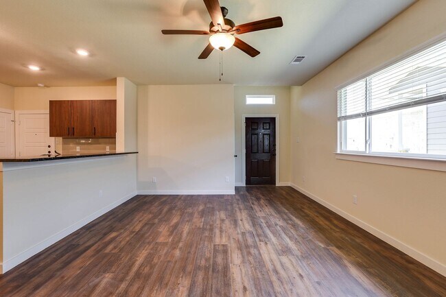 Foto del edificio - AVAILABLE NOW! GORGEOUS 4 BEDROOM DUPLEX L...