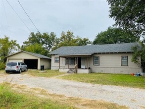 Building Photo - 118 Maple St