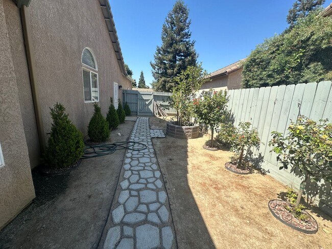 Foto del edificio - NW Visalia home available soon