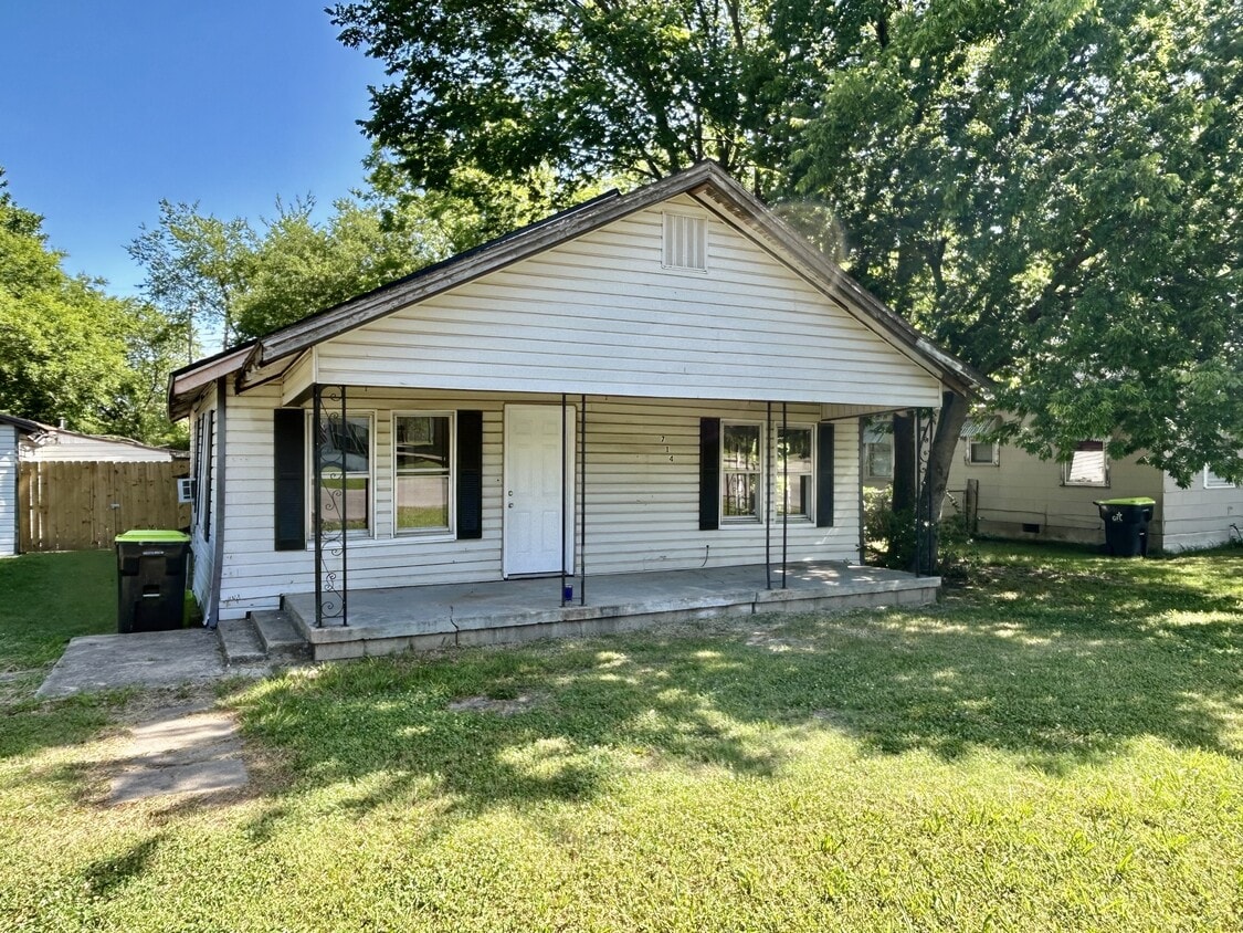 Primary Photo - 714 W 15th St