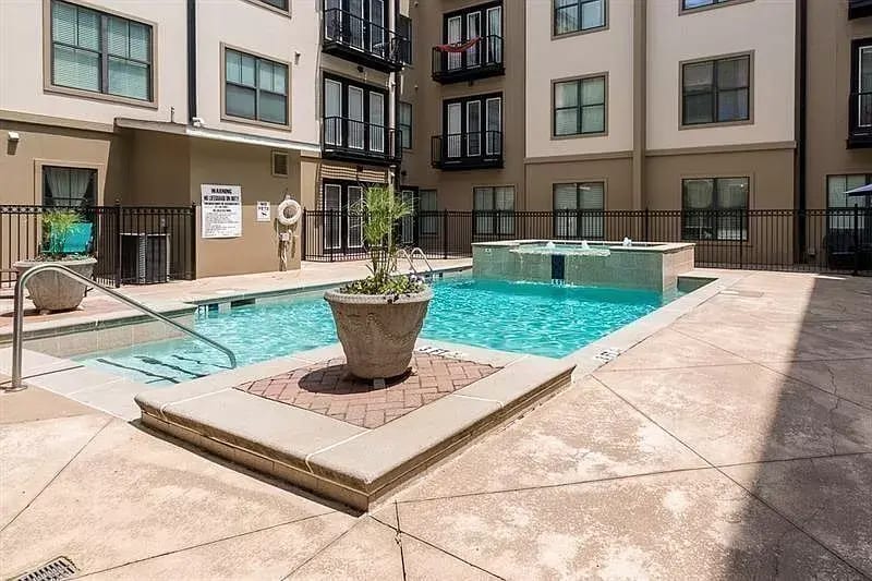 Community pool - 5300 Peachtree Rd