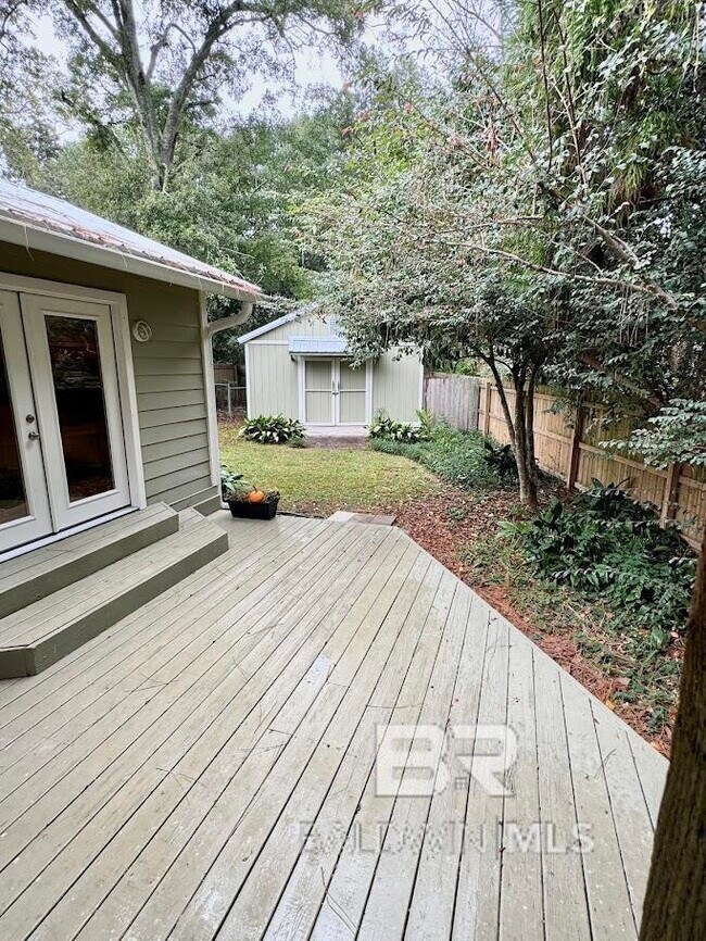 Foto del edificio - 533 Gayfer Ave