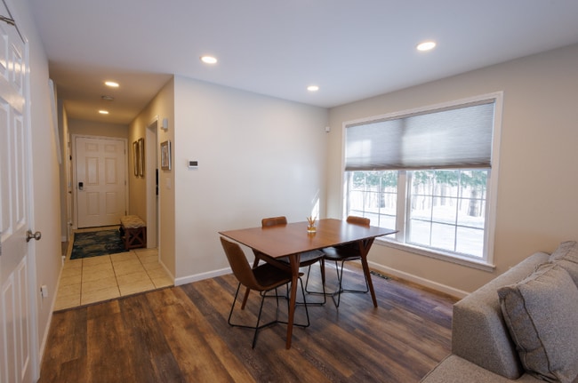 Building Photo - 301 Alexandra Ct