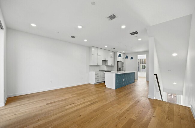 Foto del edificio - Experience Sophisticated East Austin Living with Modern Style & Private Garage!