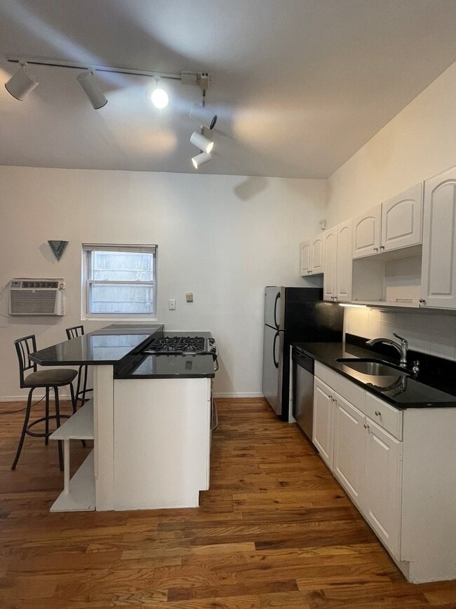 Foto del edificio - 2321 W Belmont Ave