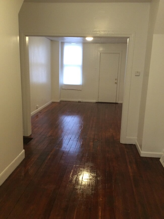 Building Photo - West End of Town! Close to transportation,...
