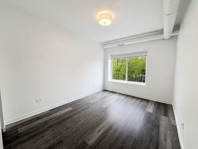 Foto del edificio - 1704 W Glenlake Ave